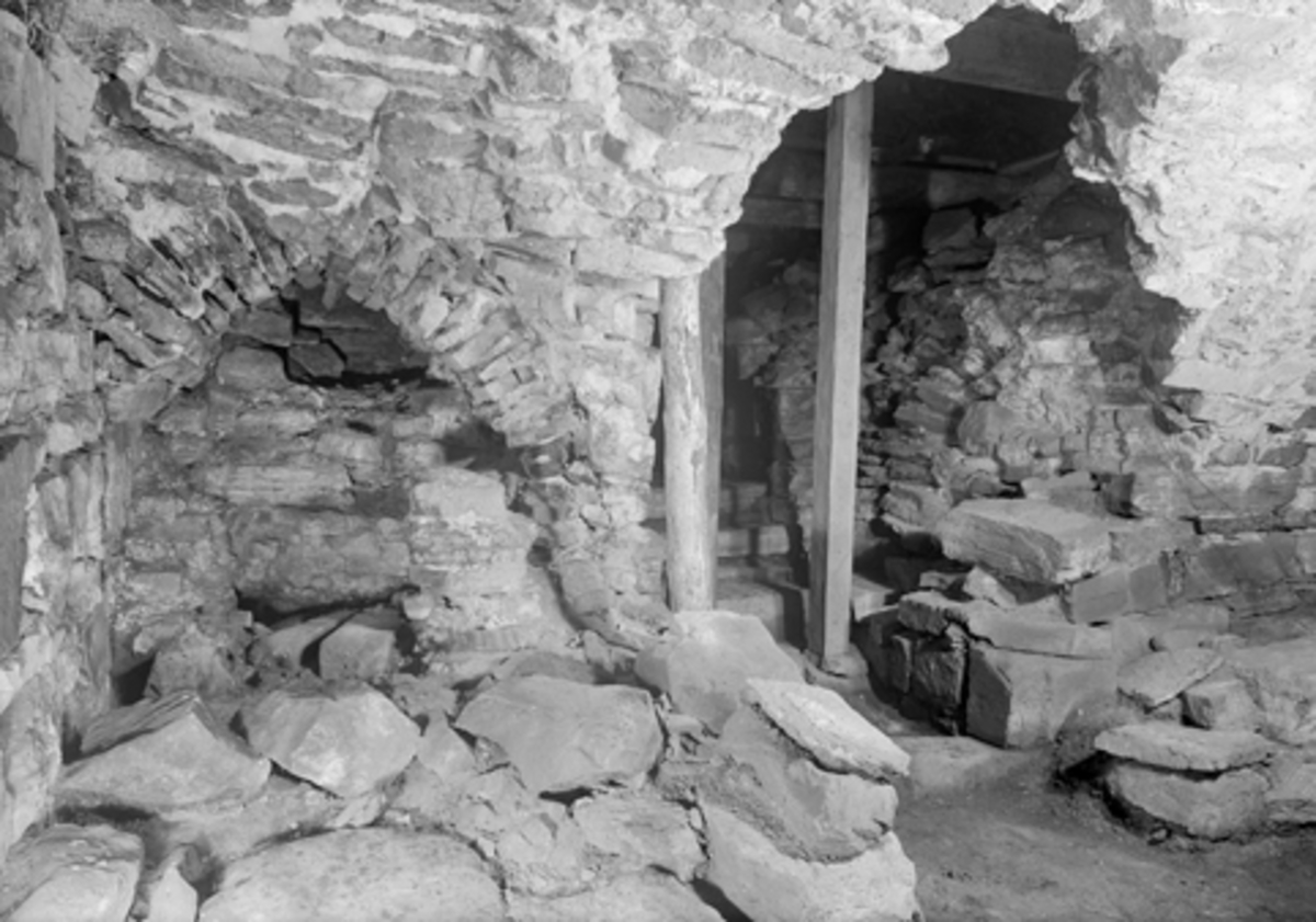 Anno Domkirkeodden, HAMAR BISPEGÅRD, HAMARKAUPANGEN, BORGGÅRDEN, STORHAMARLÅVEN, DOMKIRKEODDEN, ARKEOLOGI, HVELVKJELLER, GERHARD FISCHER, FOTO NORMANN 03. 11. 1948, FOTO 44.