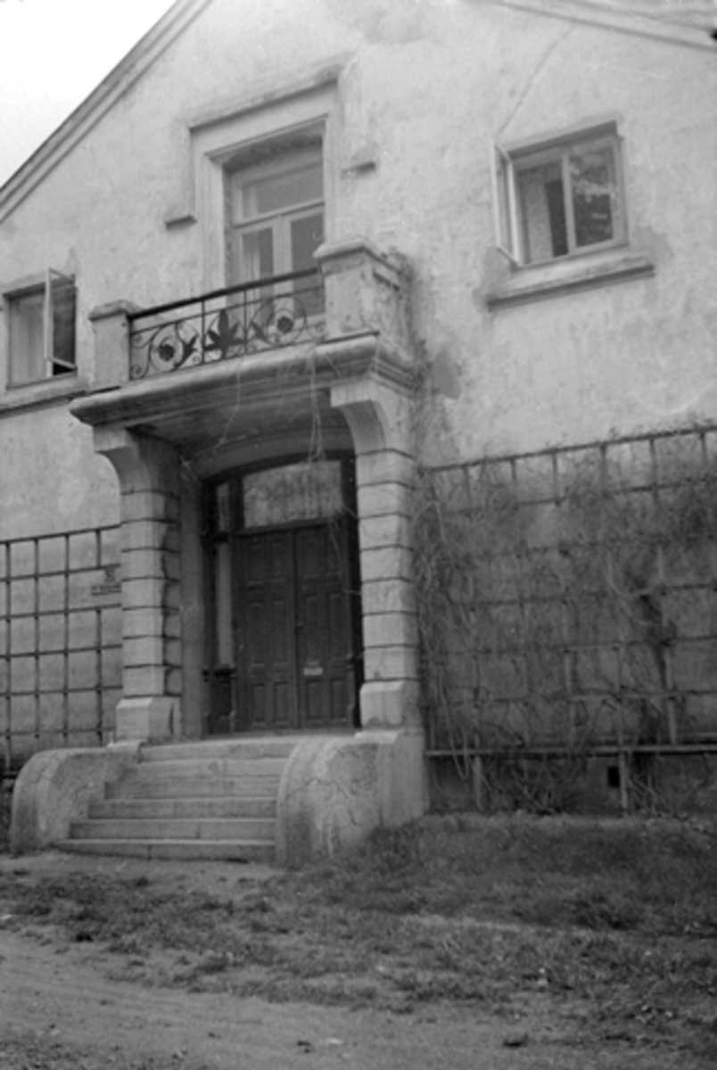 Toralv Bleken-Nilssen, HUSFASADE, STANGEVN. , LØYTNANT NIELSEN, HAMAR.
