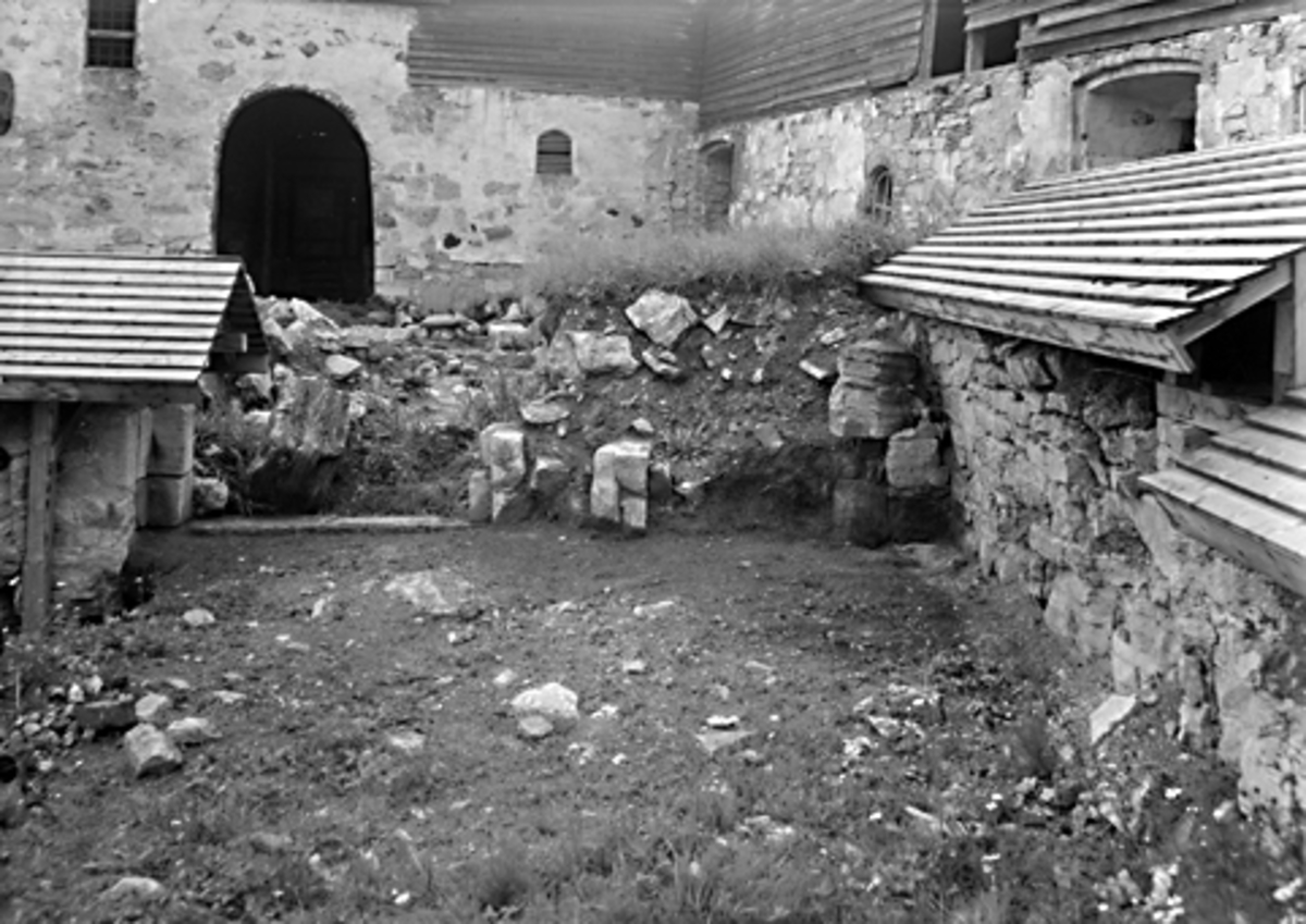 Normann Fotoatelier, Arkeologiske undersøkelser i Hamar bispegård, Domkirkeodden, Hamar 1951. Tårnruinen K under utgravning.