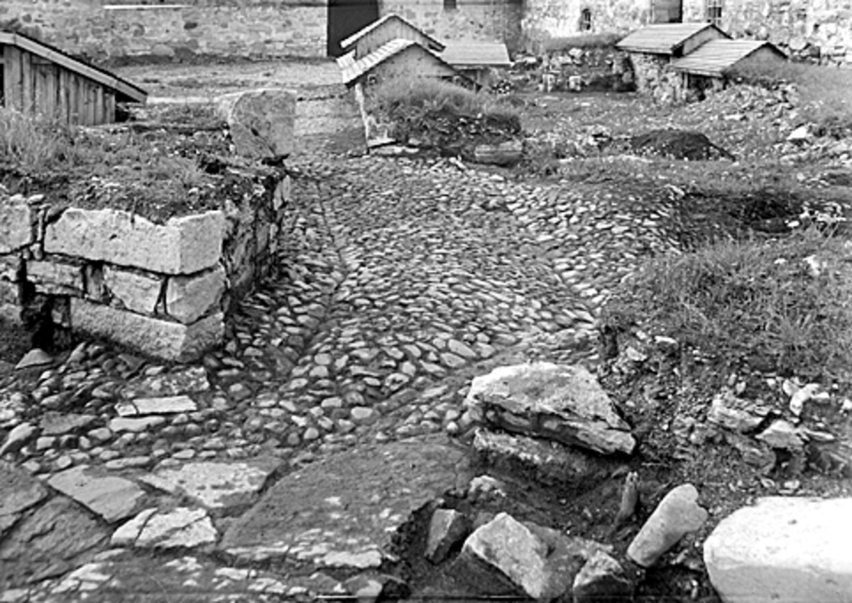 Normann Fotoatelier, HAMAR BISPEGÅRD, ØSTRE RINGMUR, TÅRNET, HAMARKAUPANGEN, BORGGÅRDEN, STORHAMARLÅVEN, DOMKIRKEODDEN, UTGRAVING, ARKEOLOGI, FOTO 63, NORMANN 14. 09. 1951.