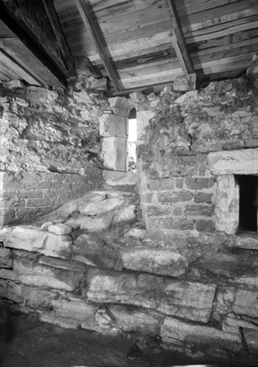 Anno Domkirkeodden, Arkeologiske undersøkelser i Hamar bispegård 1951. Sydfløyen P, vestre rom.