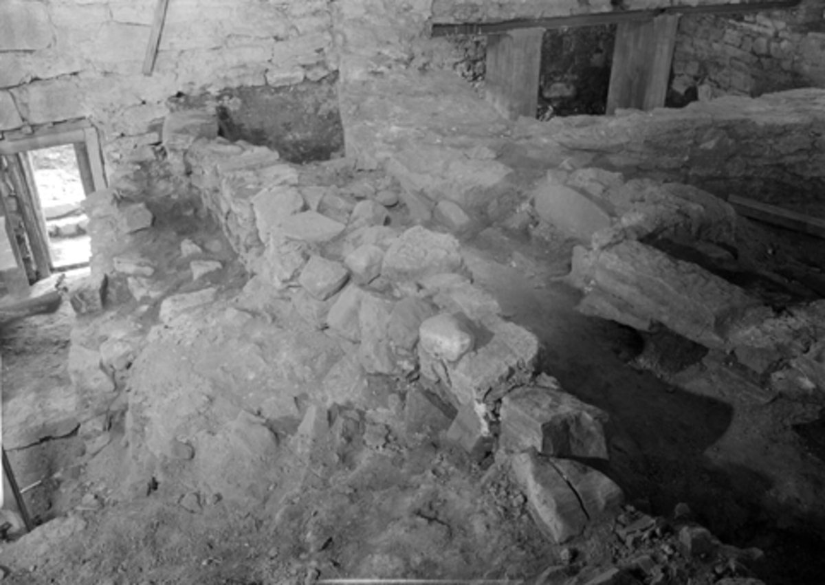 Anno Domkirkeodden, Arkeologiske undersøkelser i Hamar bispegård 1952. Søndre del av vestfløyen i Storhamarlåven under utgravning. Kjellernedgangen og murer syd for denne.