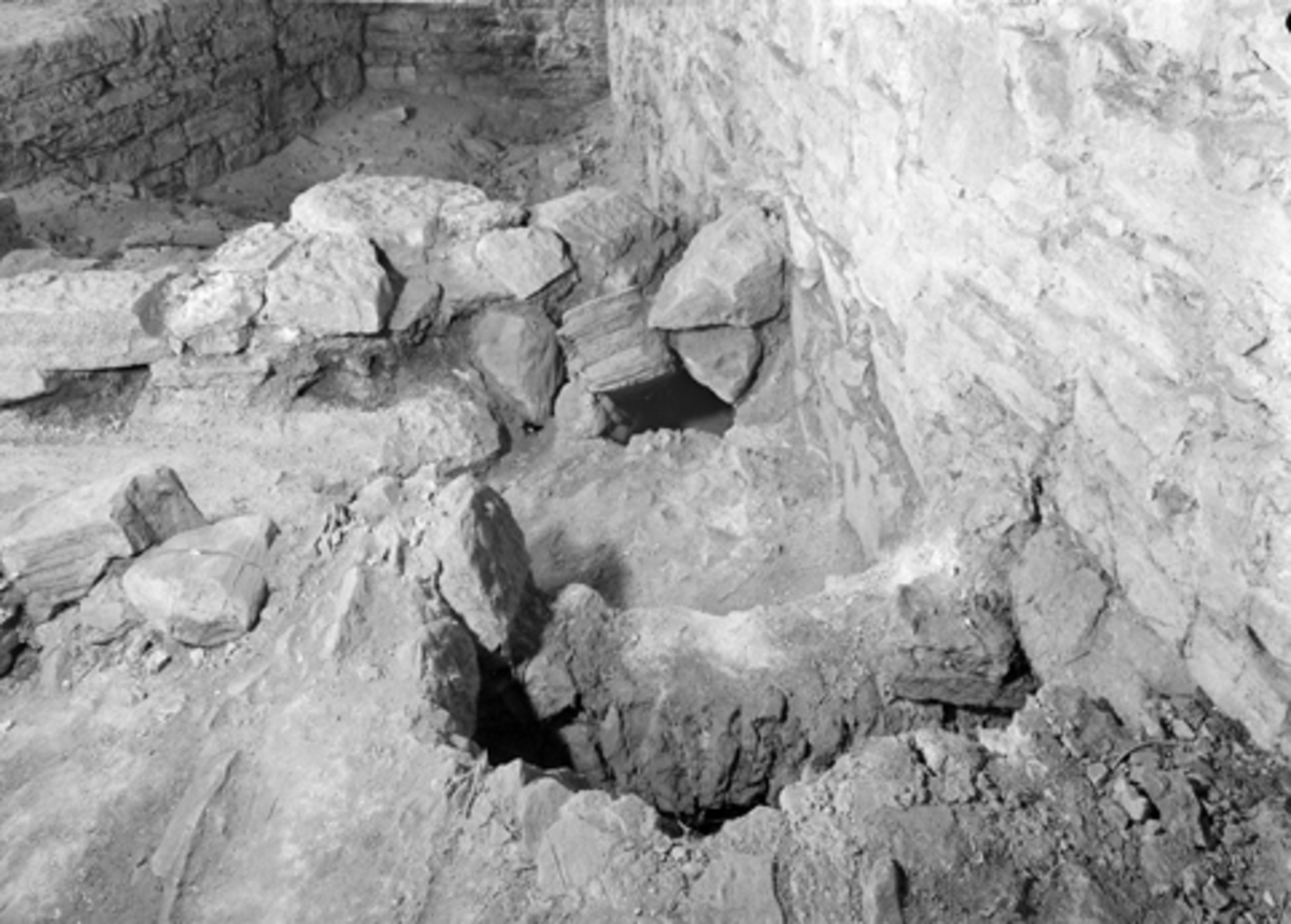 Anno Domkirkeodden, Arkeologiske undersøkelser i Hamar bispegård 1952. Søndre del av Storhamarlåvens midtfløy under utgravning. Kjellerruin inn mot vestre ringmur.
