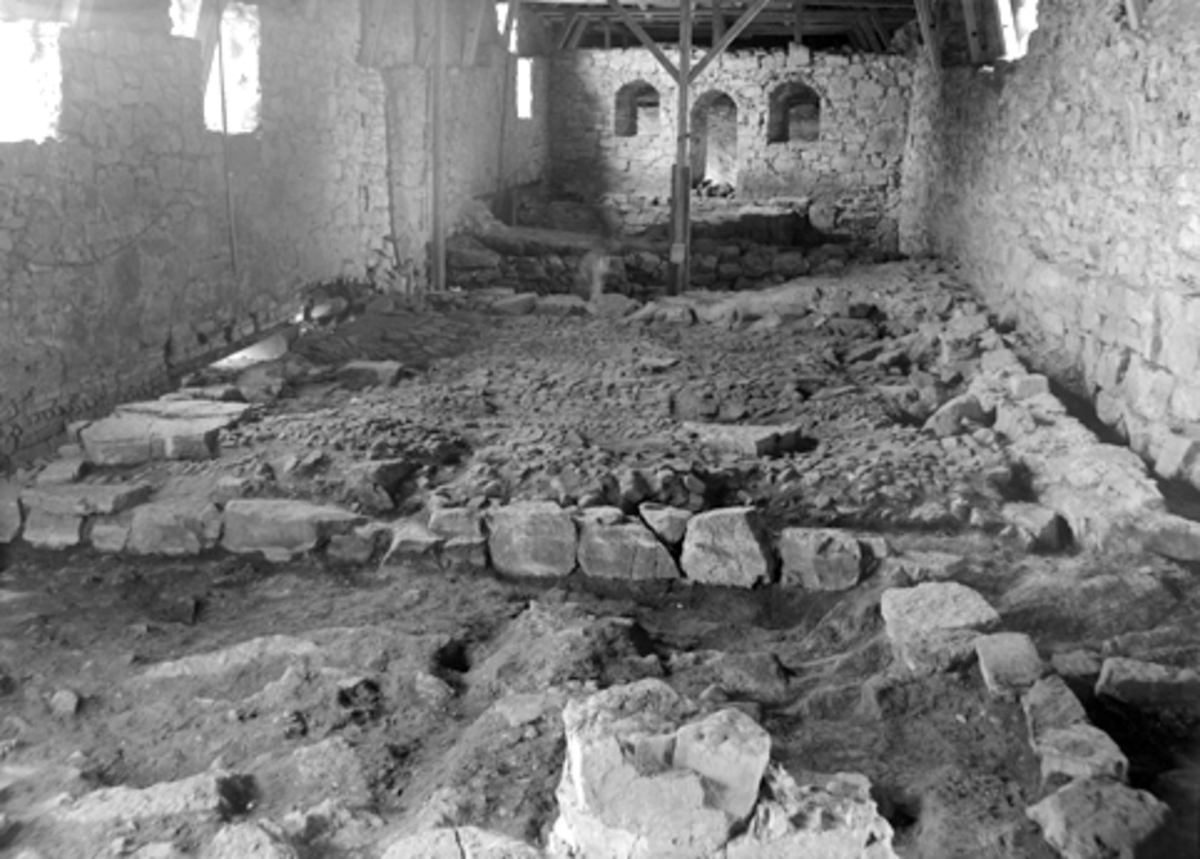Anno Domkirkeodden, Arkeologiske undersøkelser i Hamar bispegård 1952. Oversikt over ruinene i Storhamarlåvens vestfløy, "renessansebygningen".