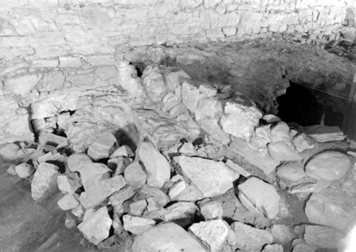 Anno Domkirkeodden, Arkeologiske undersøkelser Hamar bispegård 1952. Hvelvkjeller, "renessansebygningen" i søndre del av Storhamarlåvens midtfløy.