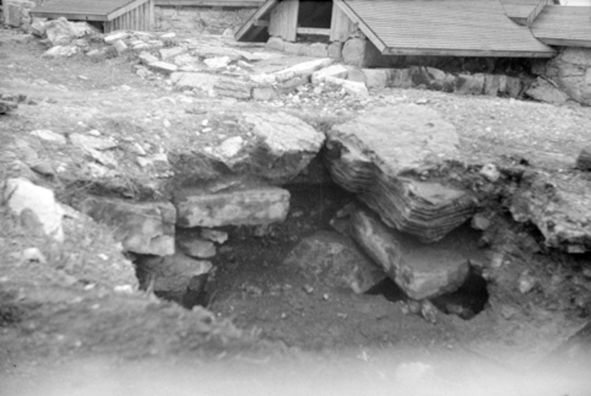Anno Domkirkeodden, Arkeologiske undersøkelser i Hamar bispegård. 1952? den store brønnen ute i borggården under utgravnig.