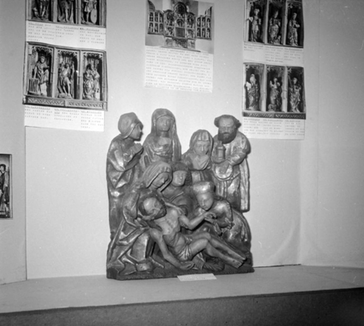 Anno Domkirkeodden, FURNES KIRKE i Ringsaker, DETALJ, ALTERSKAP. Svartgrønn bakke, svart hår, forgylt kjortler med små innslag i grått og grønt.