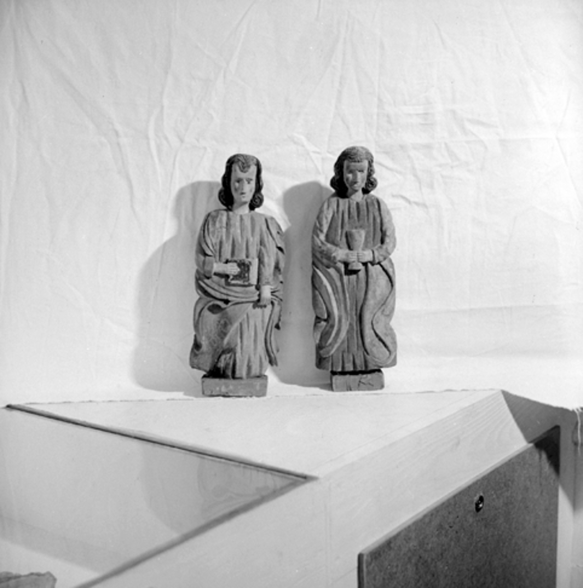 Anno Domkirkeodden, GJENST. FOTO, 2 FIGURER FRA TOMTER KIRKE I VALLSET. Figuren til venstre "Visdommen, rød sokkel, lys grønn kjortel med røtt oppslag, lys brun kappe og svart bok. Figuren til høyre "Måteholdet", rød sokkel, lyst hår, lys brun kjortel. Spor av lys blå farge på kappa.
