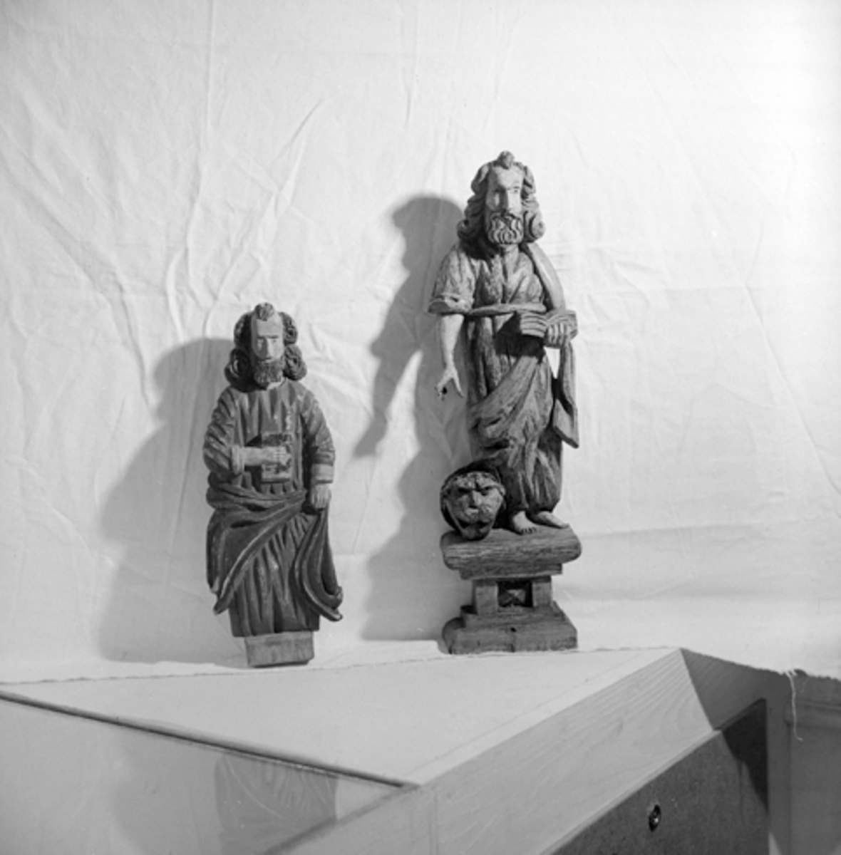 Anno Domkirkeodden, GJENST. FOTO, 2 FIGURER FRA TOMTER KIRKE I VALLSET.