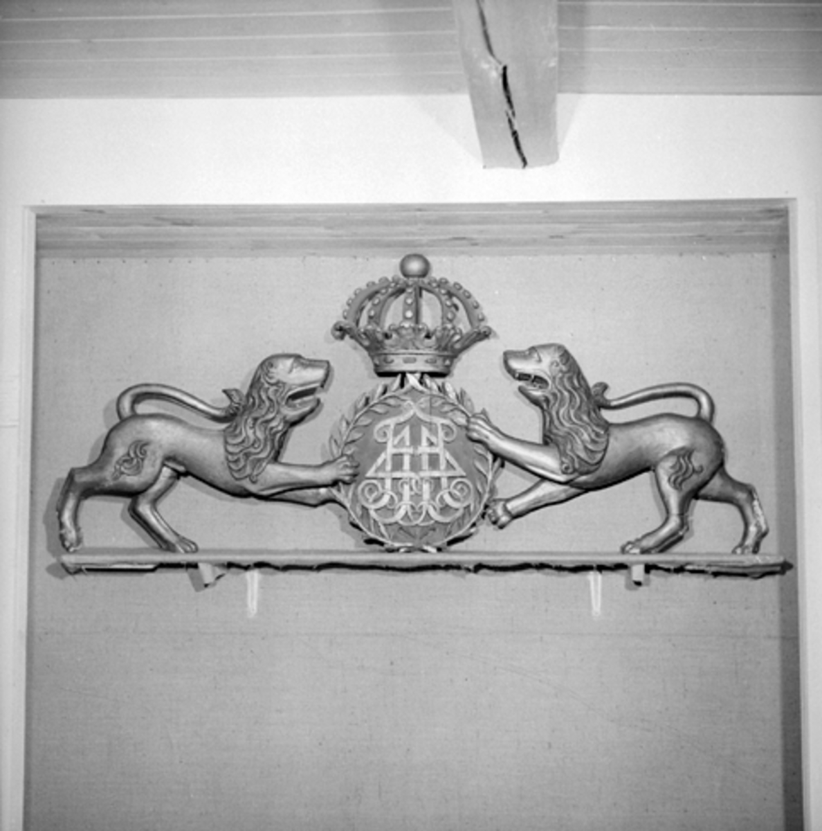 Anno Domkirkeodden, GJENST. , 2 LØVER, KONGEKRONE, TREFIGURER.
