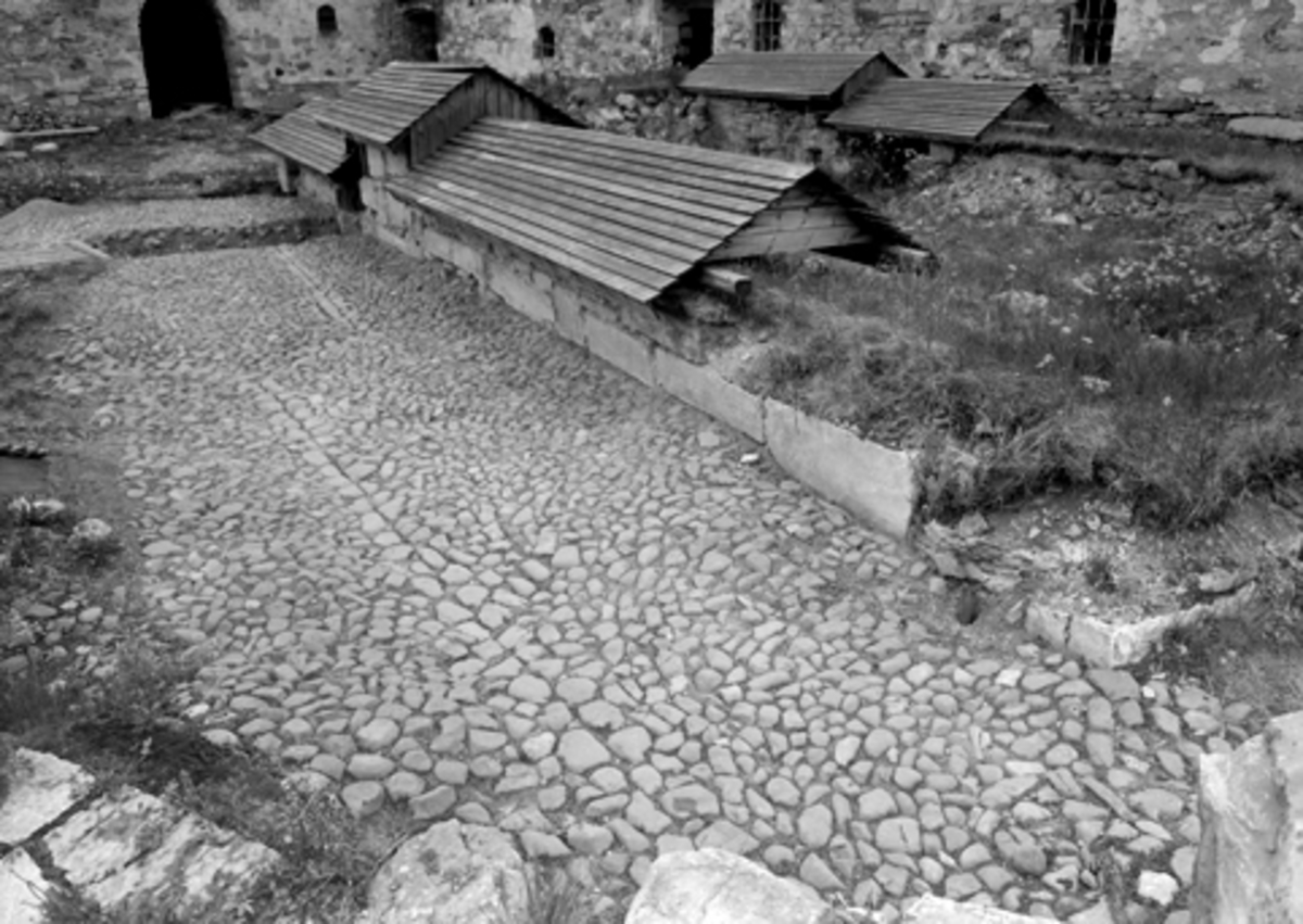 Anno Domkirkeodden, Arkeologiske undersøkelser i Hamar bispegård, Domkirkeodden, Hamar 1955. Oversikt over brolegningen i borggården langs sydsiden av tårnet K.