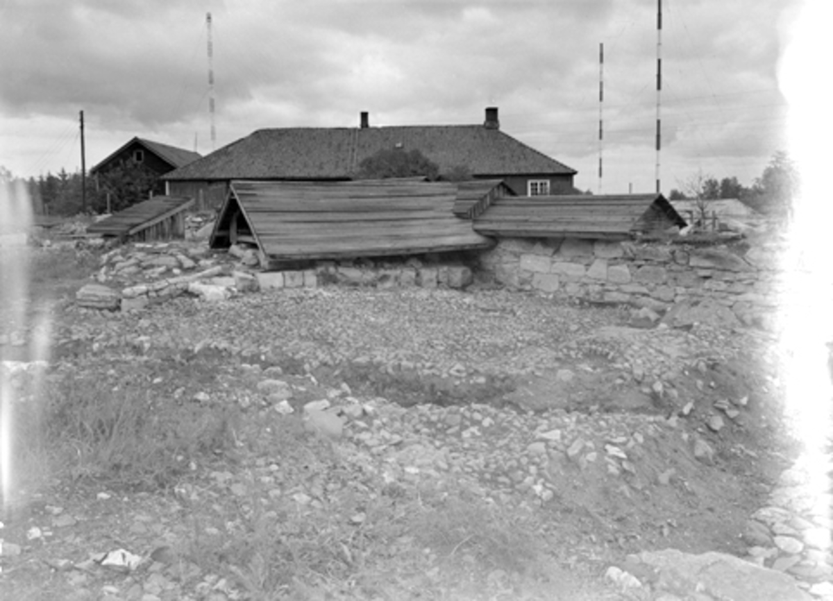 Anno Domkirkeodden, Arkeologiske undersøkelser i Hamar bispegård, Hamar, Domkirkeodden 1956. Brolegging inn mot østre ringmur. Bygningsrester langs østre ringmur. HKR. 300