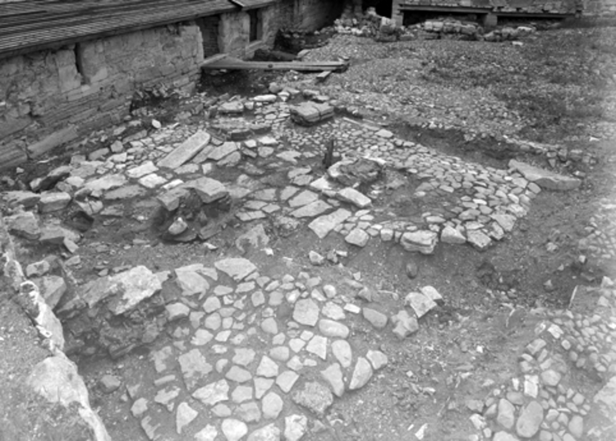 Anno Domkirkeodden, Arkeologiske undersøkelser i Hamar bispegård, Hamar, Domkirkeodden 1956. Brolegging i sydøstre del av borggården, vest for bygningsrestene Q og R. HKR. 300