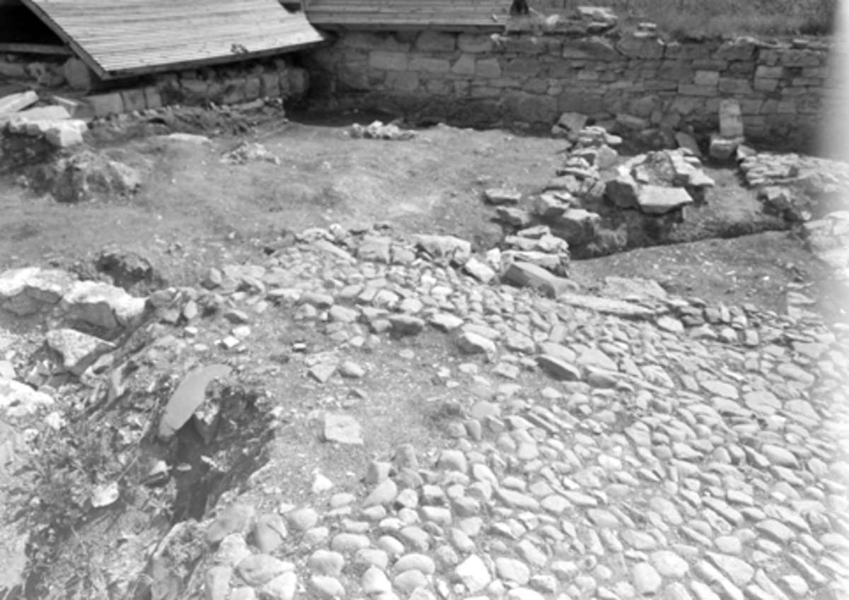 Normann Fotoatelier, Arkeologiske undersøkelser i Hamar bispegård, Hamar, Domkirkeodden 1956. Brolegging og bygningsrester syd for R og vest for østre ringmur O.