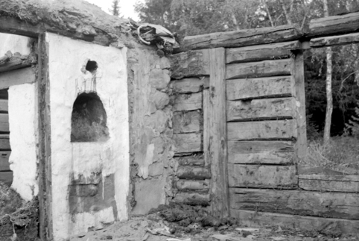 Toralv Bleken-Nilssen, SKARDERUDSTUA FLYTTES TIL HEDMARKSMUSEET. LYSPEISEN TAS NED. . HDH. 55. 1956.