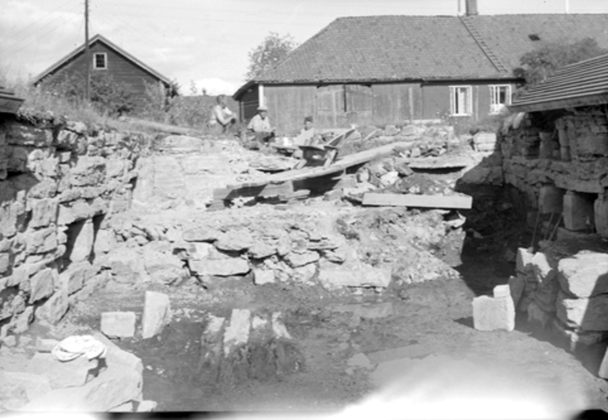 Normann Fotoatelier, De arkeologiske undersøkelsene i Hamar bispegård, Domkirkeodden, Hamar 1956/57. Utgravning av østre del av tårnruinen K.