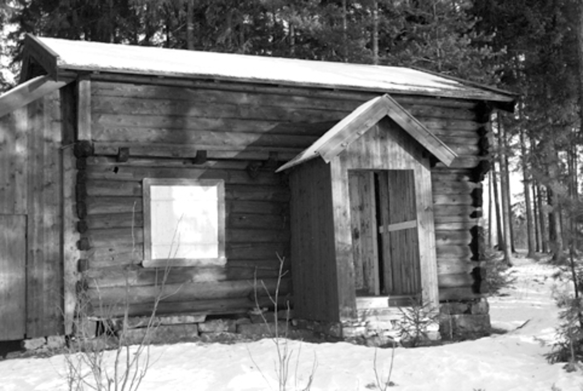 Toralv Bleken-Nilssen, SKARDERUDSTUA SETTES OPP PÅ HEDMARKSMUSEET. EKSTERIØR. HDH. 55. FOTO: TORALV BLEKEN NILSEN, 1959.