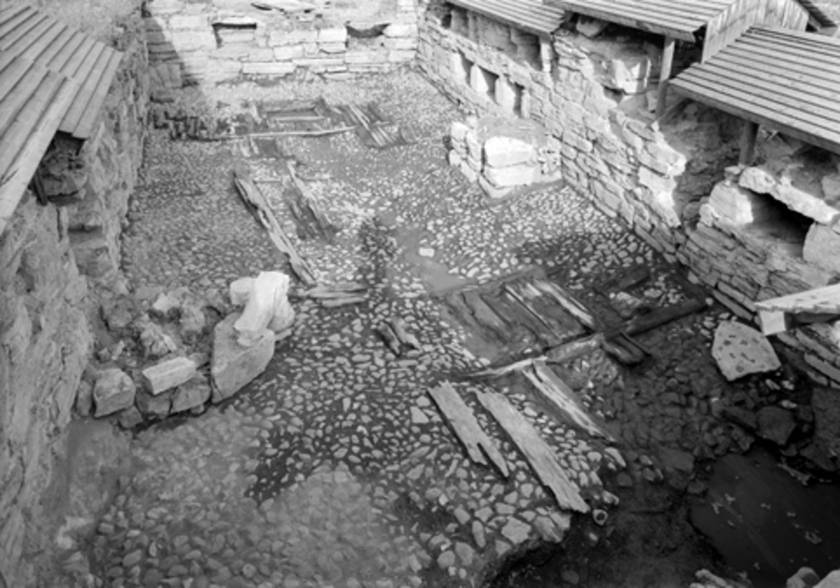 Anno Domkirkeodden, Arkeologiske undersøkelser i Hamar bispegård, Domkirkeodden, Hamar, 1957. Oversikt over tårnruinen ,K, ferdig utgravd. HKR. 300,
