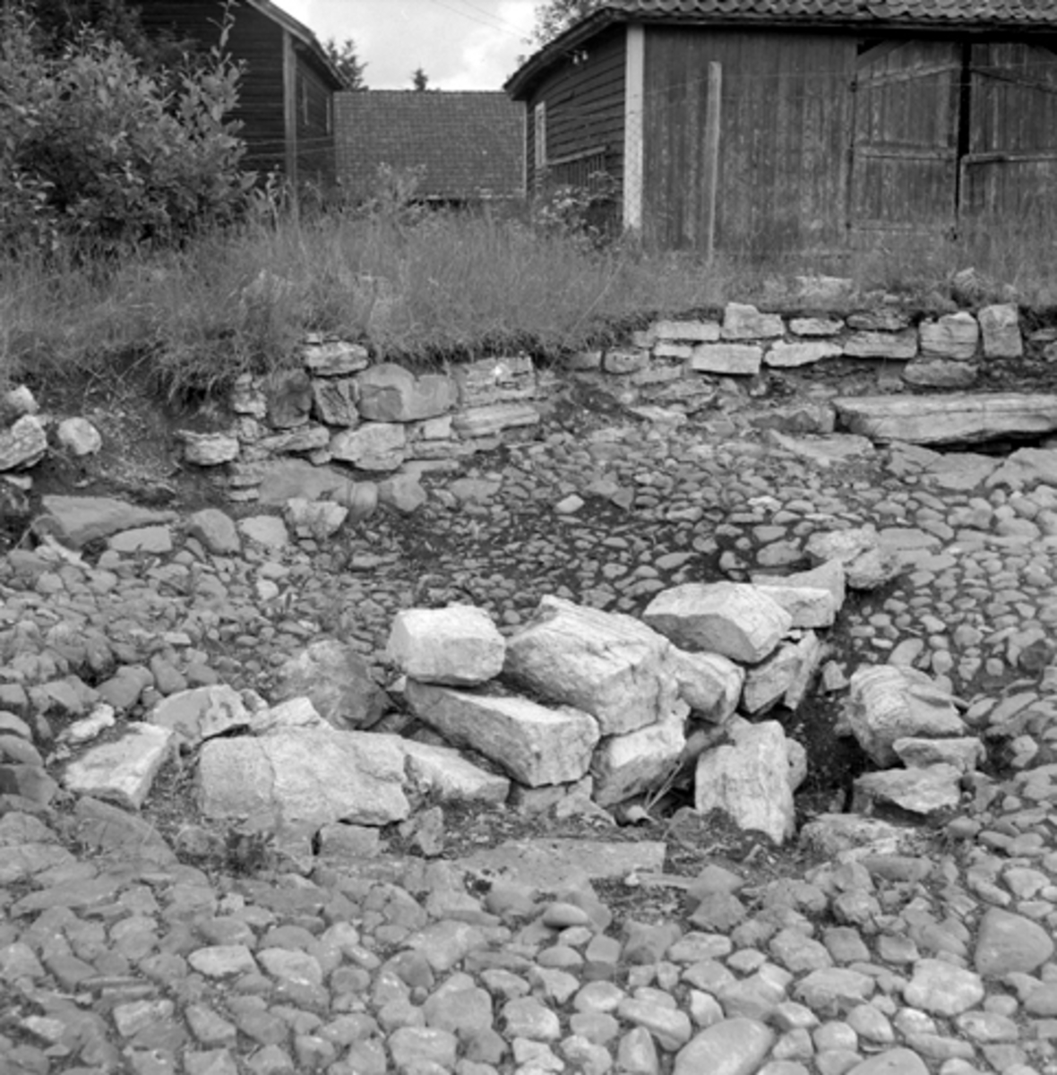 Normann Fotoatelier, Arkeologiske undersøkelser i Hamar bispegård, Domkirkeodden, Hamar 1957. Murrester i terreng øst for tårnet K. HKR. 300.