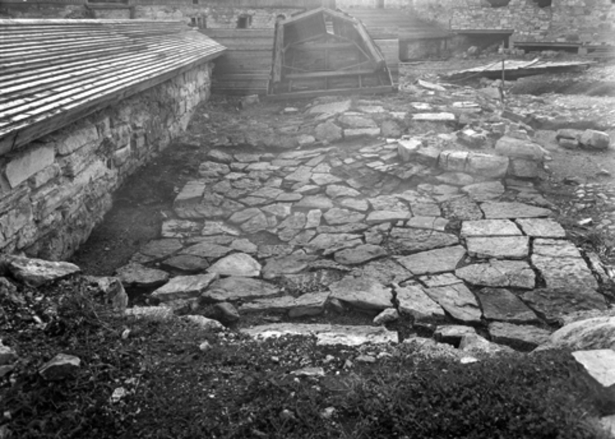 Normann Fotoatelier, Arkeologiske undersøkelser i Hamar bispegård, Domkirkeodden, Hamar, 1957. Bygning R, vest for østre ringmur.