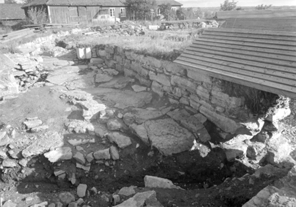 Normann Fotoatelier, Arkeologiske undersøkelser i Hamar bispegård, Domkirkeodden, Hamar, 1957. Bygningsrester nord for tårnruinen, Kn. HKR. 300,