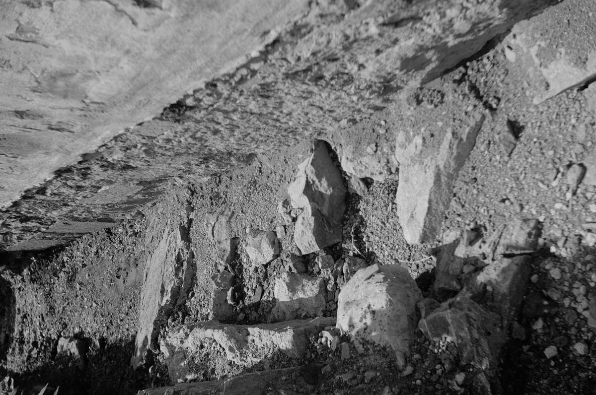 Anno Domkirkeodden, Arkeologiske undersøkelser i Hamar bispegård 1951. Prøvegrøft langs utsiden av østmuren i midtfløyen i Storhamarlåvens. HKR. 300.