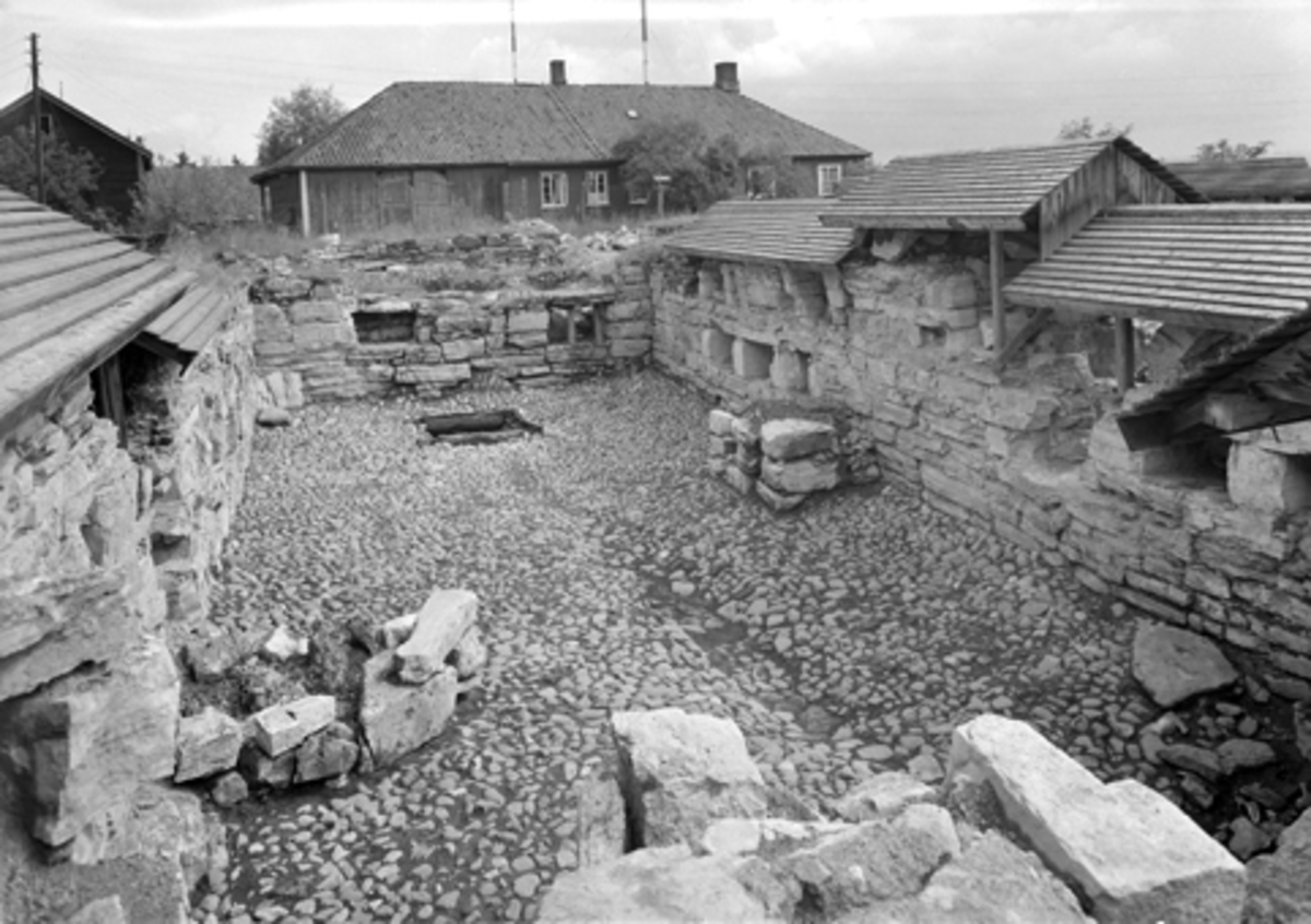 Normann Fotoatelier, Arkeologiske undersøkelser i Hamar bispegård, Domkirkeodden, Hamar 1958. Oversikt over tårnruinen K, omtrent ferdig utgravd.