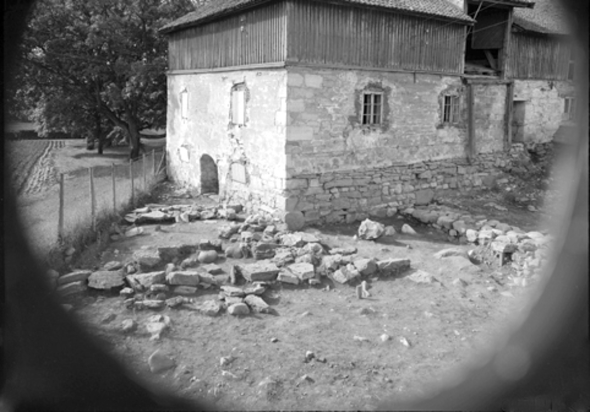 Normann Fotoatelier, Arkeologiske undersøkelser i Hamar bispegård, Domkirkeodden, Hamar 1959. Murer i terrenget øst og nordøst for Storhamarlåvens sydfløy.HKR. 300.