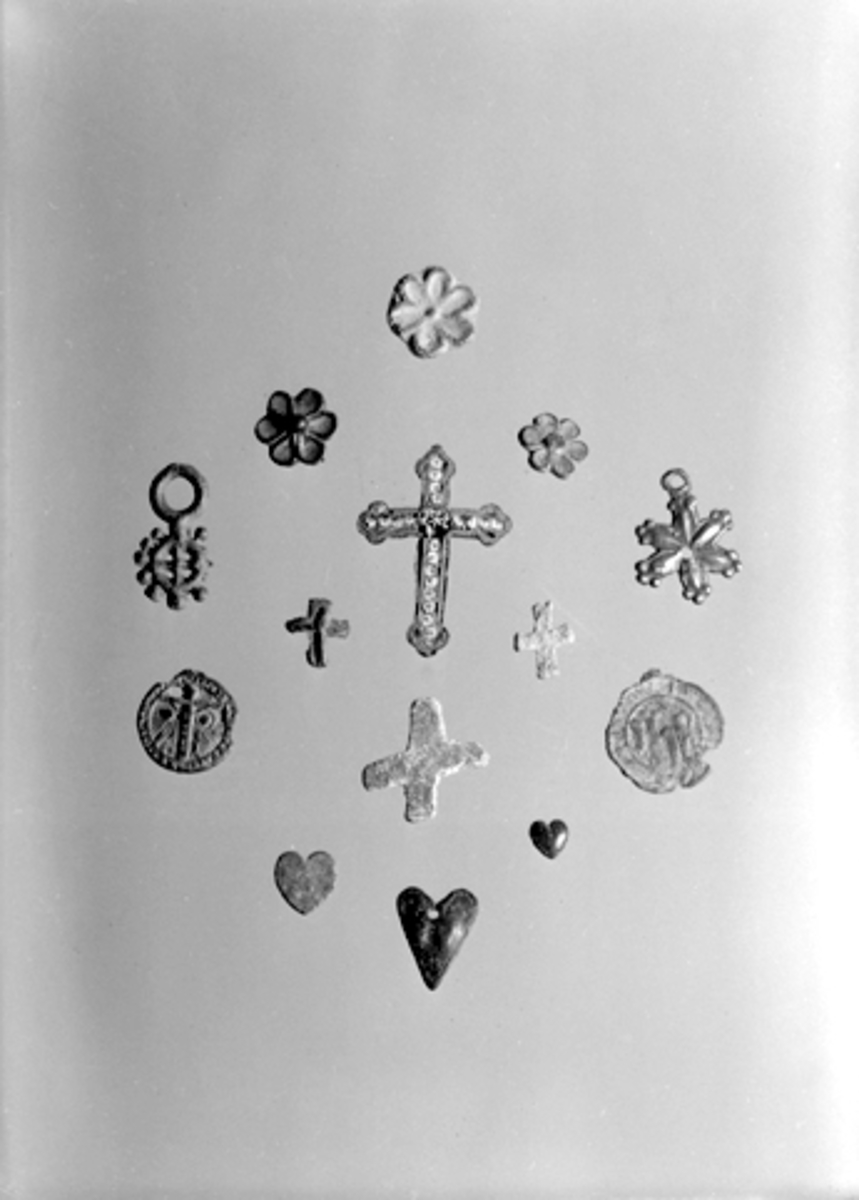 Anno Domkirkeodden, LITE KRUSIFIKS, MYNTER, HALSSMYKKER M. M. 14 GJENS.