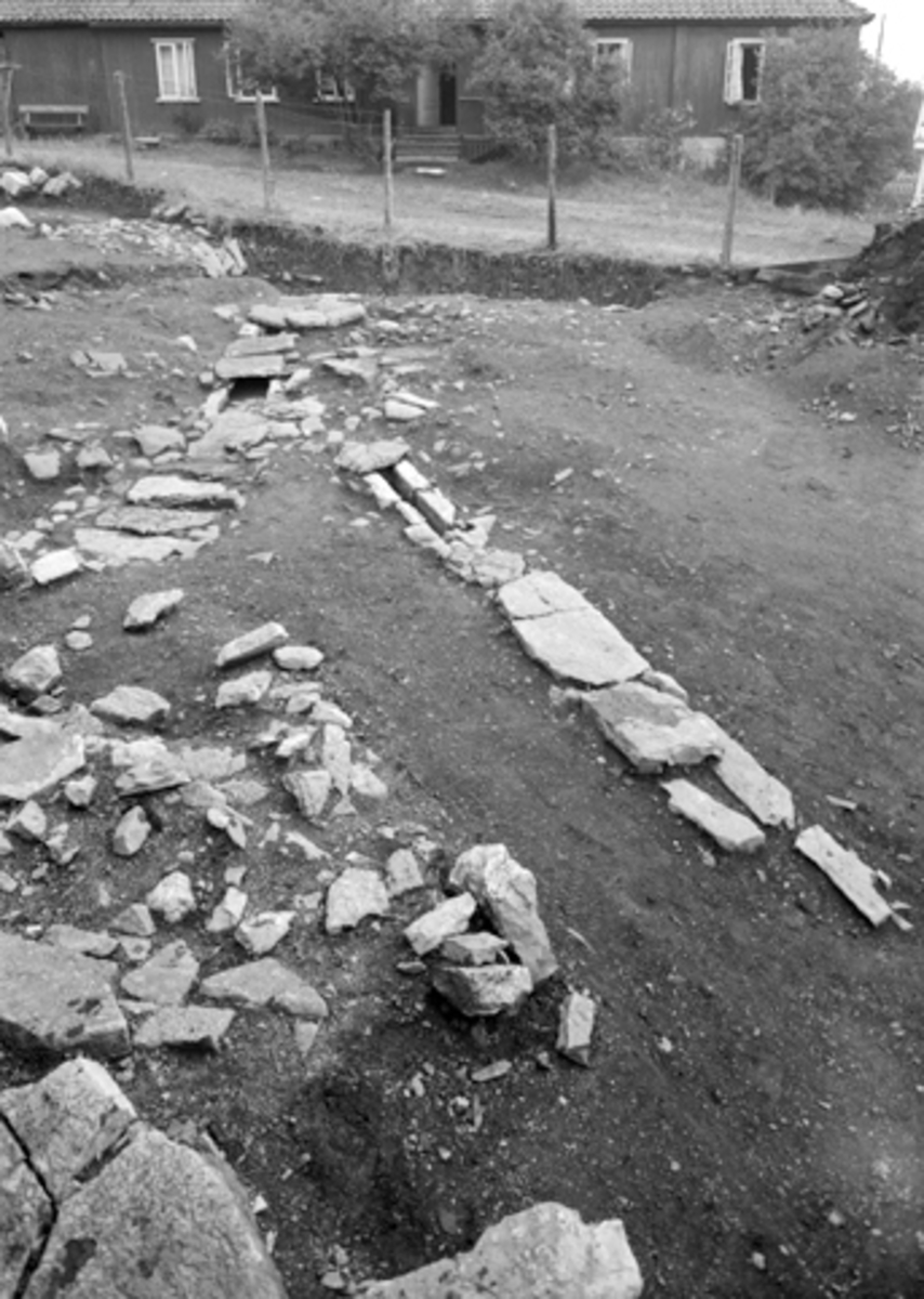 Normann Fotoatelier, Arkeologiske undersøkelser i Hamar bispegård, Domkirkeodden, Hamar 1959. Terreng øst for østre ringmur O, rester av vannrenner. HKR. 300