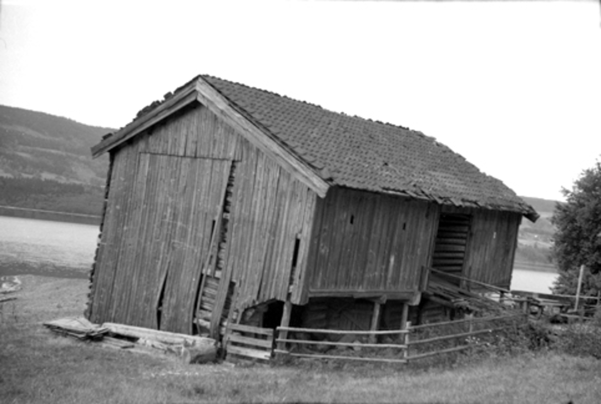 Toralv Bleken-Nilssen, FALLEFERDIG TOETAGES TØMMERHUS, GARDSBYGNING, UTHUS, STOR-SANDEN, DÆLI, BRØTTUM i Ringsaker, EKSTR. FOTO: TORALV BLEKEN NILSSEN, 1959.