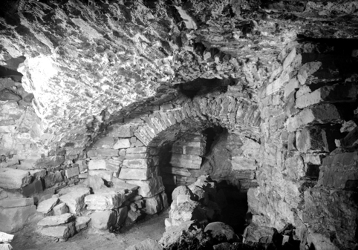 Normann Fotoatelier, HAMARKAUPANGEN, KJELLERVELVING I STORHAMARLÅVEN, HKR. 300, ARKEOLOGI, UTGRAVING BISPEBORGEN. FOTO: NORMANN 1948, FOTO 45.