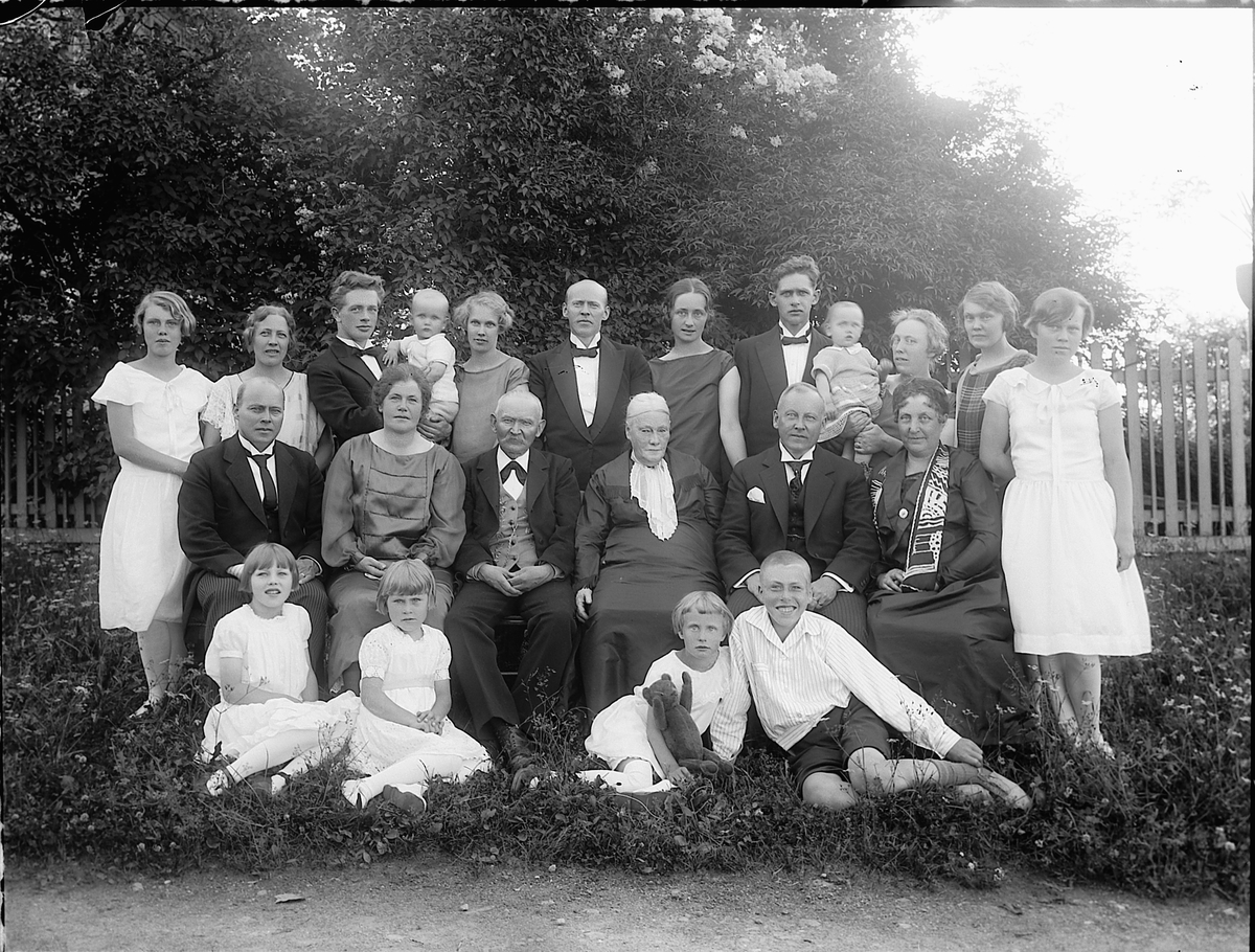 Christian Grundseth, LUDVIK MONSEN GULLBRYLLUP, STOR GRUPPE.