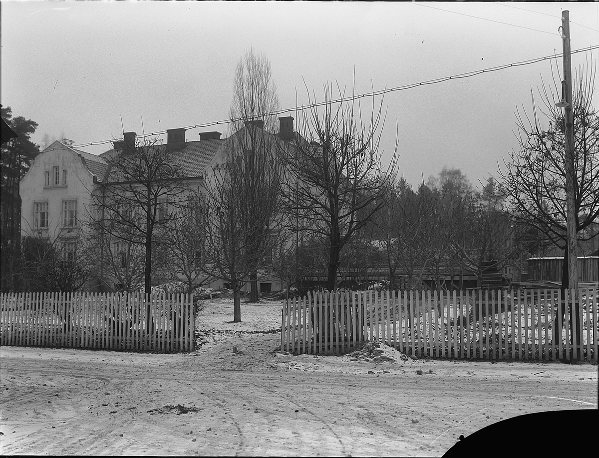 Christian Grundseth, Eksteriør før utbygging. Hamar sykehus, bygget sto ferdig i 1907, fløyen til venstre ble påbygd i 1915. Denne bygningen ble brukt for pasienter som skulle ha kirurgisk eller medisinsk behandling, mens det gamle bygget (se HHB-00135) ble brukt for epidemipasienter.