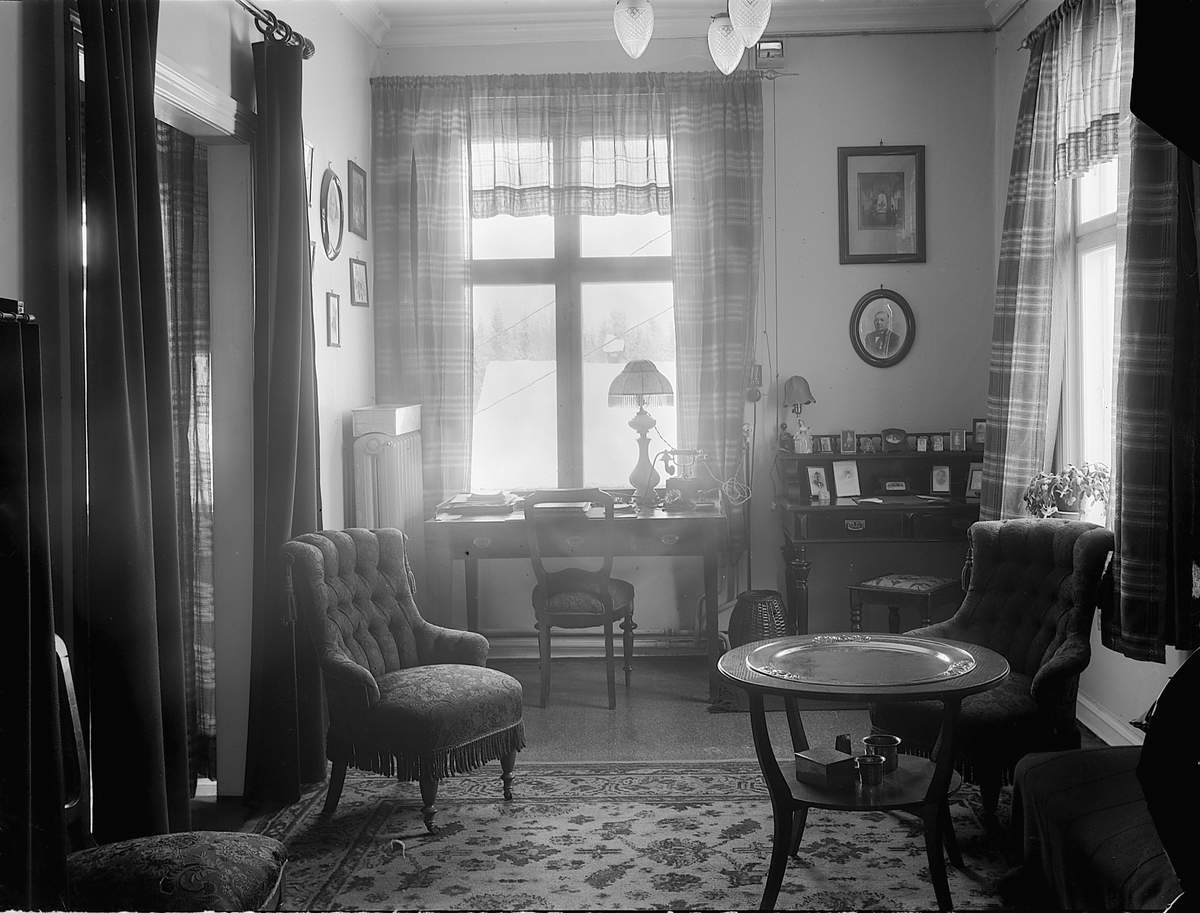 Christian Grundseth, Østlandske Vanførelag, Lille Kjonerud, Bekkelaget, Stange. Interiør, stue, kontor, skrivepult, telefon. Østlandske Vanførehjem.