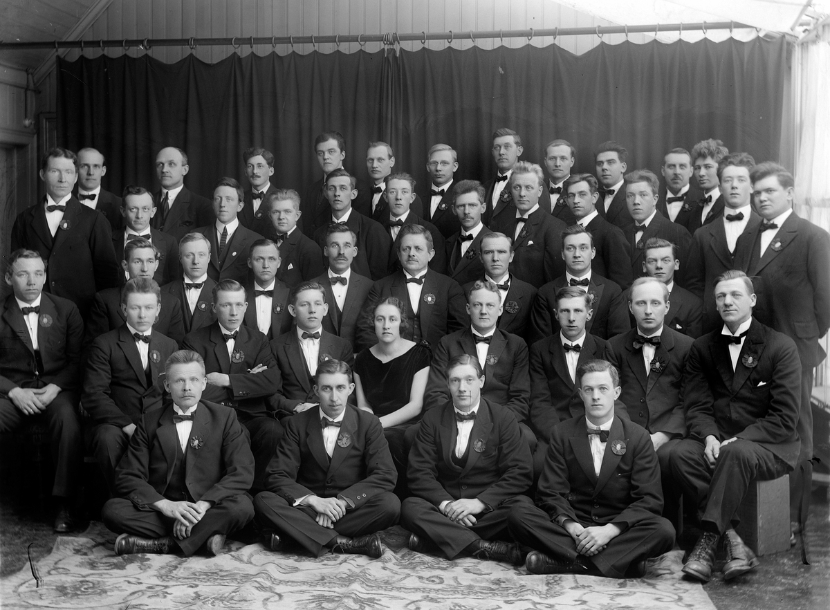 Christian Grundseth, STOR GRUPPE MENN OG EN KVINNE. FESTKLEDD. FAGFORENINGAS MANNSKOR 1915-1925, VED 10-ÅRSJUBILEET. RAD 3. NR 4 FRA VENSTRE JENS ANDREASSEN, HAN VAR EN AV DE SOM VAR MED Å STIFTE KORET I 1915. OG VAR EN AKTIV SANGER I MER ENN 25 ÅR.