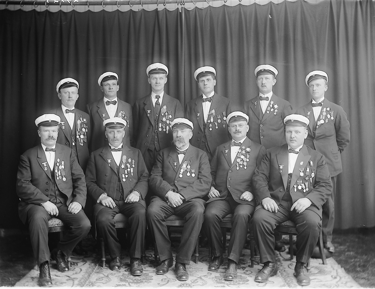 Christian Grundseth, HAMAR MANDSKOR. MANNSKOR. GRUPPE 11 MENN MED SANGERLUER OG MEDALJER. 1. rekke f. v: Karl Simensen, ukjent, Gudbrand Østhagen, Einar Nordrum, Alfred Haug. 2. rekke f. v: ukjent, Osvald Torkildsen, Oluf Nielsen, Anton Bakhaug, Alfred Kristiansen, Peder Haug.