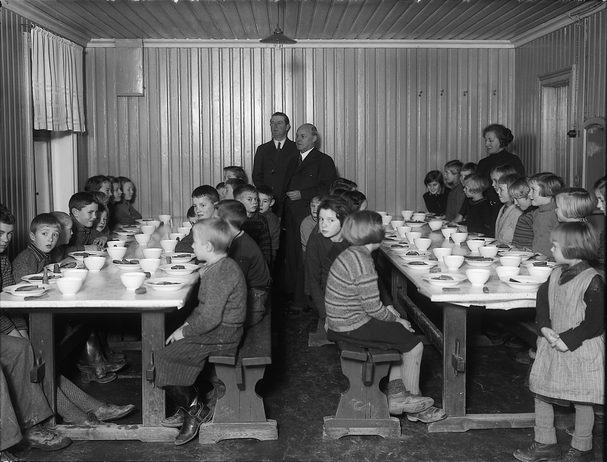 Christian Grundseth, OSLOFROKOST PÅ SKOLEN. HAMAR FOLKESKOLE. SKOLEBARN. SKOLELEGE DR. ERICH ERICHSEN. SKOLEINSPEKTØR FREDRIK MONSEN OG LÆRER DAGNY ROTHI.