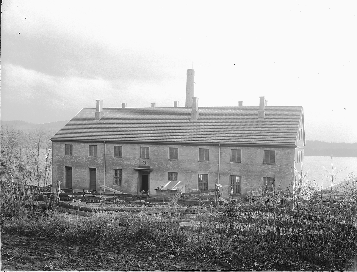 Christian Grundseth, Nes Meieri, Nes, Hedmark sett fra bygdevegen. Drifta ble satt i gang den 1. mars 1931. Meieriet ble påbygd i 1947-49. Nedlagt 1991.