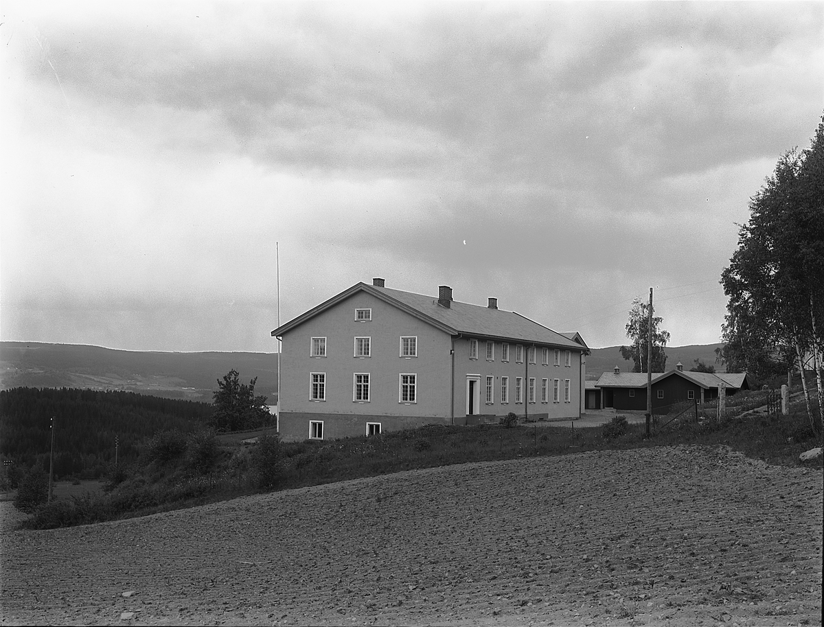 Christian Grundseth, RINGSAKER FYLKESSKOLE. SENERE FOLKEHØGSKOLE. EKSTERIØR.