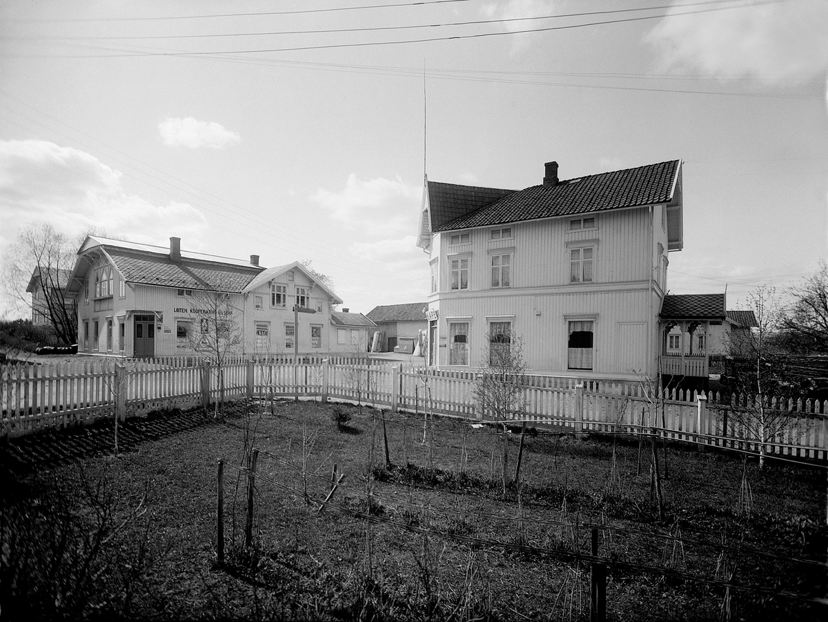 Christian Grundseth, LØTEN KOOPERATIVE SELSKAP. EKSTERIØR AV BUTIKKEN I SENTRUM. LØITEN KOOPERATIVE SELSKAP CA 1930, SETT FRA HAGEN TIL BESTYRERBOLIGEN PÅ MEIERIET. SELSKAPETS FØRSTE FORRETNINGSGÅRD SAMHOLD BLE BYGGET AV DYRE LARSEN ETTER 1900, KJØPT AV KOOPERATIVEN I 1919, REVET 1978. PÅ MOTSATT SIDE VENNEBERG, KJØPT …