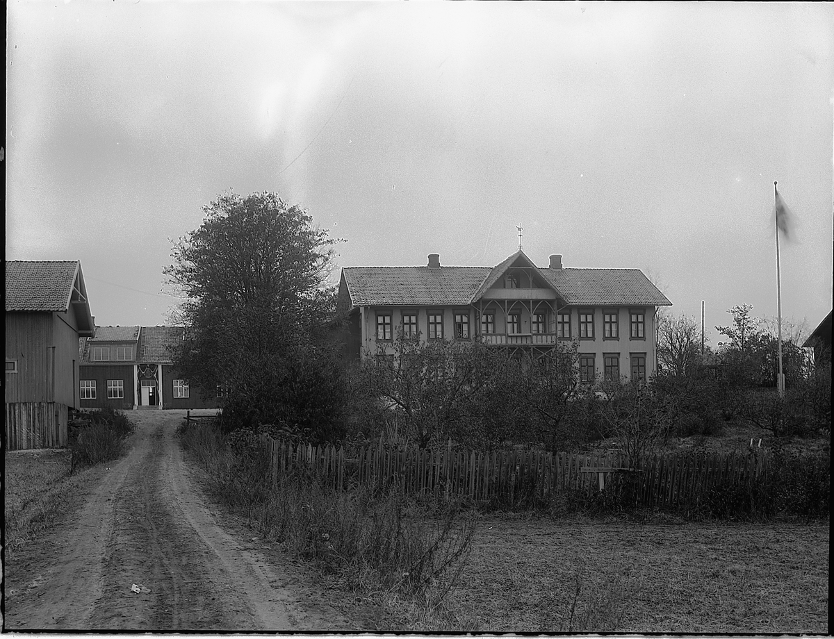 Christian Grundseth, JERNBANESKOLEN PÅ DISEN. JUST BROCHS GATE. HUS. EKSTERIØR.