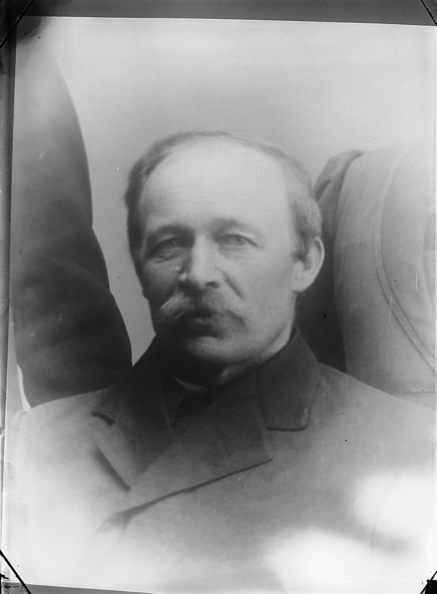 Martin Finborud, REPRO. UTSNITT MANN. Protrett. Ole Wold.