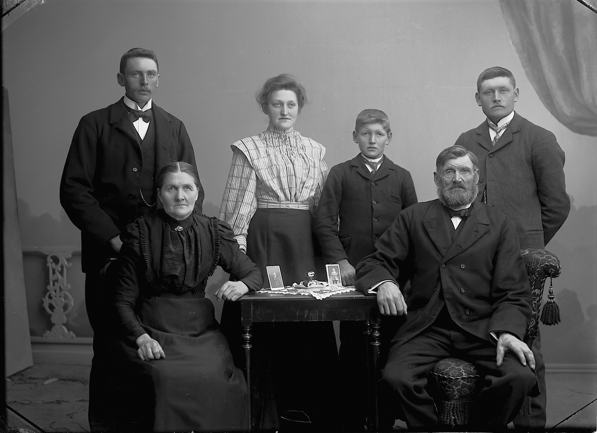 Martin Finborud, Syver Nilsen Duenger (1848-1921) med kone Elise født Knatterud (1848-1931). Barna er fra venstre Thor f.1884, Margit f.1889, Syverin f.1895, Nils f.1881.