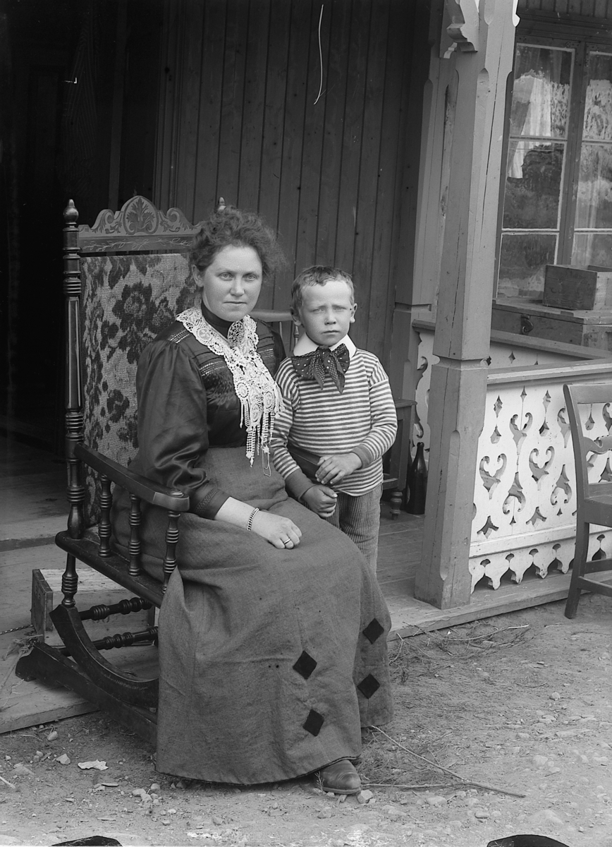 Martin Finborud, ANTONETTE ERIKSEN, FØDT PEDERSEN MED SØNN, STENER?, STENSRUD I NÆROSET, Ringsaker.