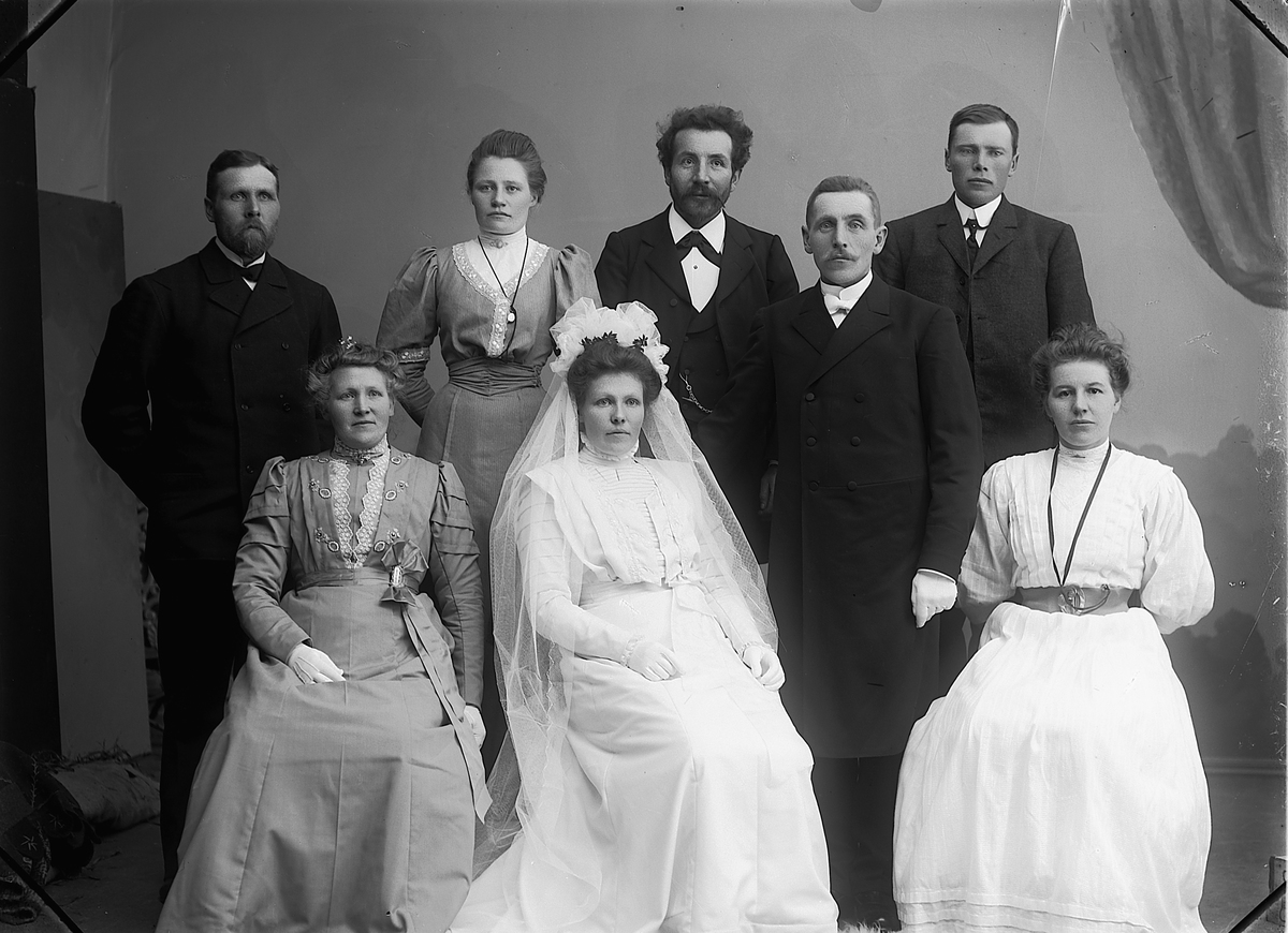 Martin Finborud, GRUPPE 8. BRUDEFOTO B. KJØS MED FAMILIE.