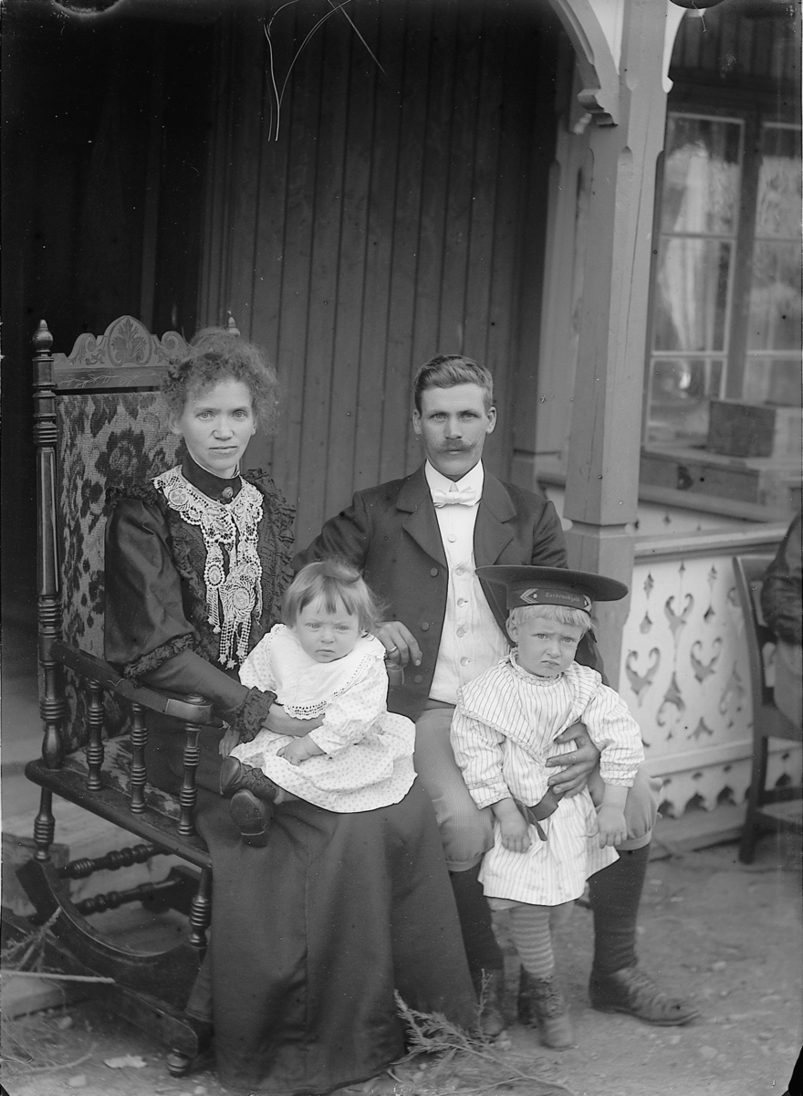 Martin Finborud, GRUPPE 4. SKOMAKER ANTON MOEN OG HUSTRU EMMA FØDT PEDERSEN, ANTAGELIGVIS DE 2 ELDSTE BARNA: GEORG SIGURD FØDT 11. 01. 1907 OG KARSTEN PAUL FØDT 29. 11. 1908, STENSRUD I NÆROSET, Ringsaker.
