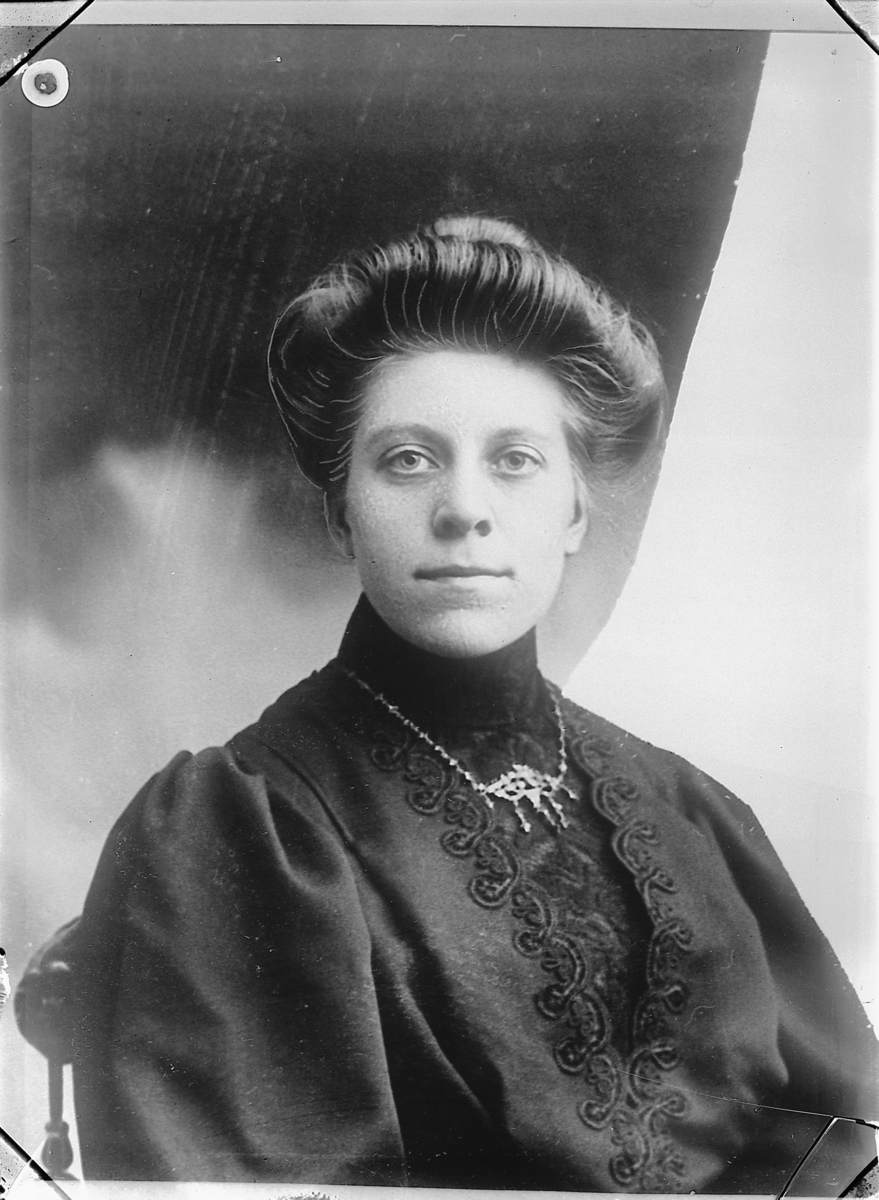 Martin Finborud, Portrett av Klara Gulbrandsdatter Hoelstad (1883-1910), gift Hilstad på Skjelve.