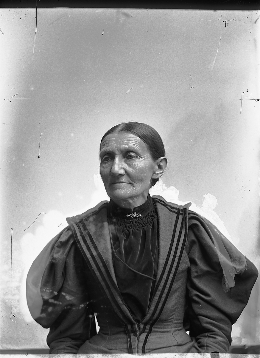 Martin Finborud, PORTRETT. UKJENT ELDRE DAME, svart kjole.