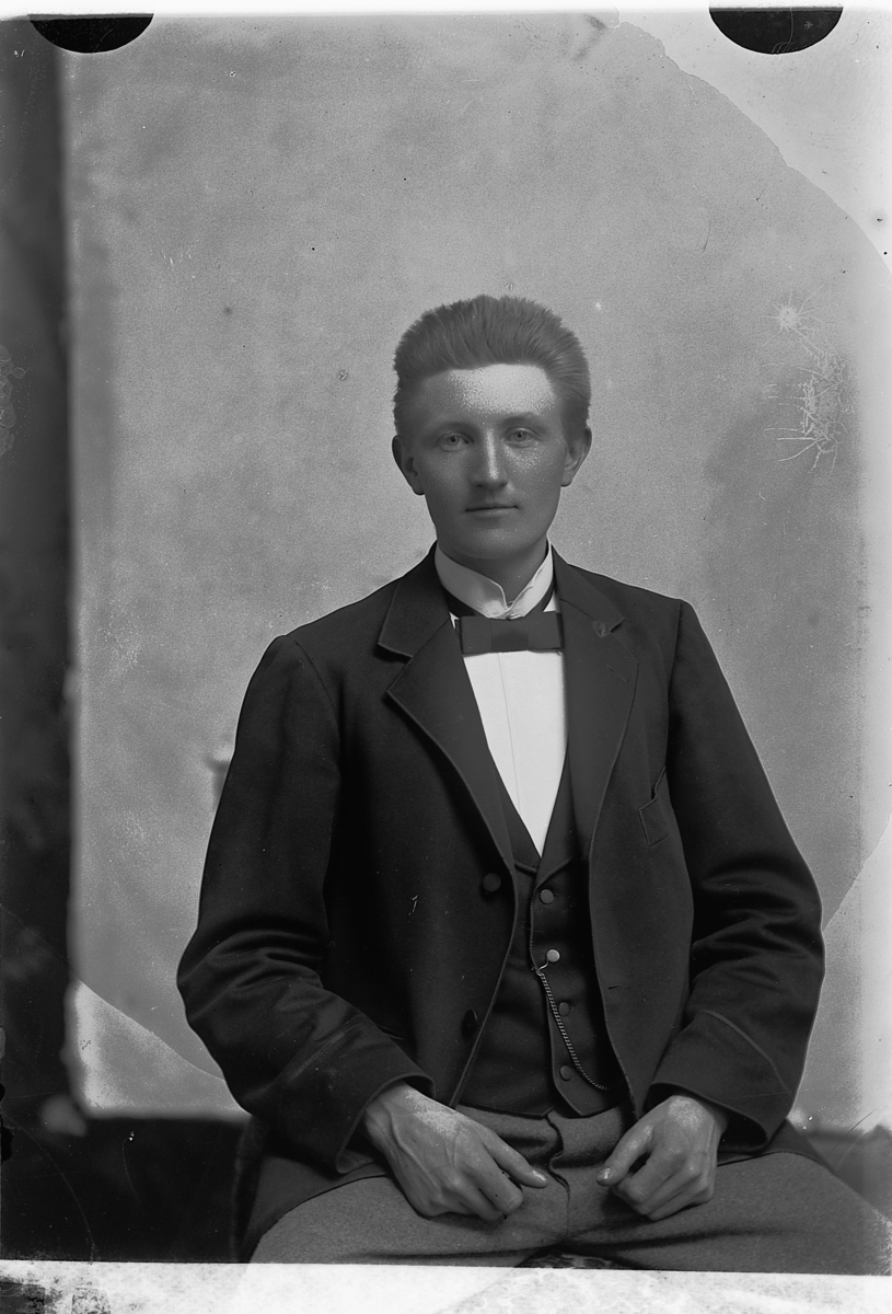 Martin Finborud, PORTRETT UKJENT MANN, dress og sløyfe.
